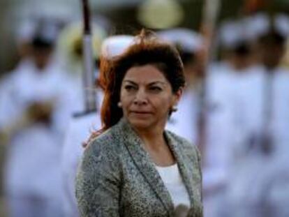 La presidenta de Costa Rica Laura Chinchilla recibe honores a su llegada al aeropuerto Rafael Núñez , en Cartagena (Colombia) para participar en la VIII Cumbre de la Alianza Pacífico.