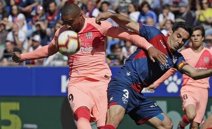 Boateng lucha por la pelota con Etxeita.