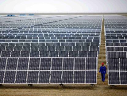 Un trabajador inspecciona paneles solares