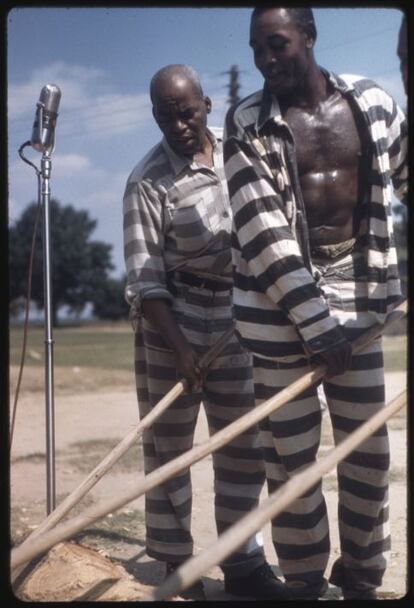 Desde su primer viaje por el sur de EE UU en 1933, Lomax encontró en la música interpretada para soportar los trabajos forzados por los prisioneros de las cárceles del país una asombrosa materia prima. En la fotografía, presos de la penitenciaría estatal de Misisipi, popularmente conocida como Parchman Farm, interpretan una canción para el micrófono de Lomax, en 1959.