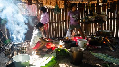 Mujeres arara envuelven pescado asado en una hoja de plátano para hacer 'Wàt tynondem'.