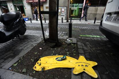 El Ayuntamiento asegura que a partir del día 1 de enero no ha faltado ningún trabajador y que se están realizando “inspecciones exhaustivas” para controlar. En la imagen, una estrella de Navidad tirada en una calle del centro de la capital.