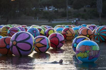 El proyecto de arte 'Esferas en MacArthur Park' en Los Ángeles (EE UU) comvierte el lago del parque en un mar de esferas coloridas.