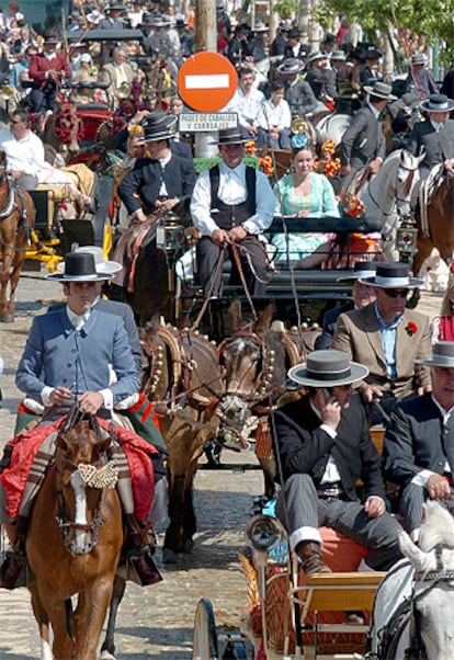 Cientos de carruajes y jinetes se agolpan en las avenidas del Real de la Feria, disfrutando de la Feria de Abril.