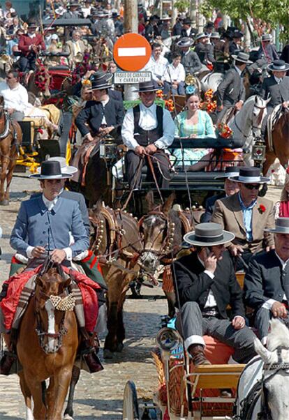 Cientos de carruajes y jinetes se agolpan en las avenidas del Real de la Feria, disfrutando de la Feria de Abril.