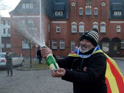 Un hombre con estelada celebra frente la cárcel de Neumünster la decisión del tribunal alemán.