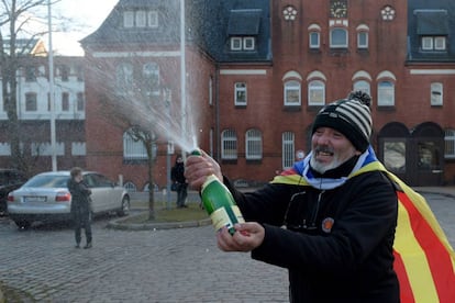 Un hombre con estelada celebra frente la cárcel de Neumünster la decisión del tribunal alemán.