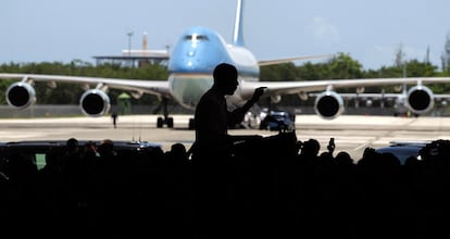 El presidente Obama, con el Air Force One de fondo, durante su discurso en la base aérea de Muñiz, en San Juan de Puerto Rico.