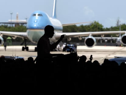 El presidente Obama, con el Air Force One de fondo, durante su discurso en la base aérea de Muñiz, en San Juan de Puerto Rico.