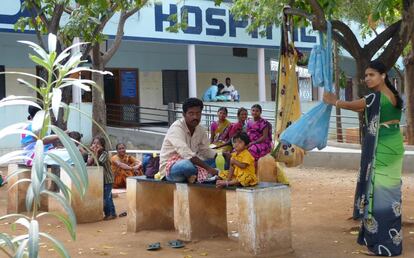 Una mujer balancea a un bebé envuelto en una tela atada a la rama de un árbol, en el Hospital de Bathalapalli, en India, donde la Fundación Vicente Ferrrer atiende a 1.500 personas al día y una media de 600 partos al mes. Es uno de los tres hospitales con los que cuenta la entidad en la zona.