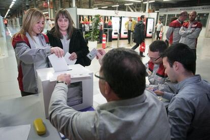 Trabajadoras de Seat en Martorell, el jueves en las elecciones sindicales.