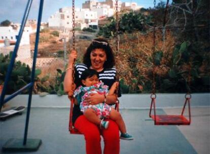 Cristina, con su madre adoptiva. Las dos murieron en el accidente aéreo de Spanair en Barajas.