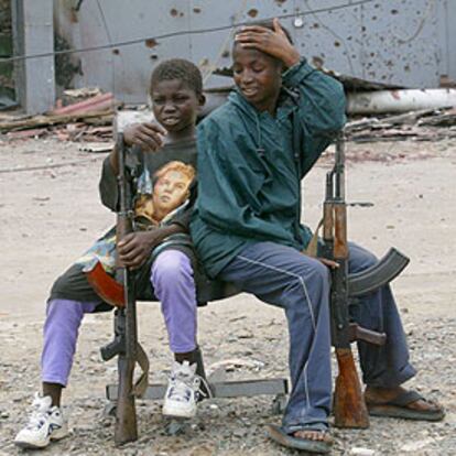 Dos niños guerrilleros descansan ayer en Monrovia.