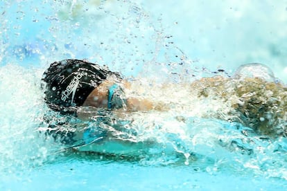 Dressel nada durante los 100m libre.