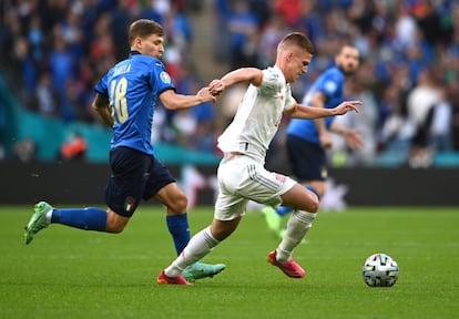 Dani Olmo dirige el balón frente a Nicolò Barella.