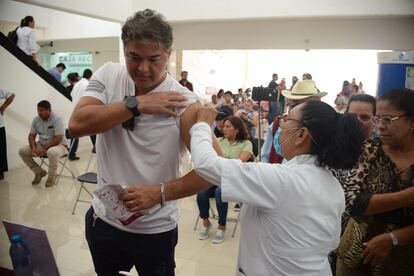 Personal de salud aplica vacunas contra la influenza en el Palacio Municipal de Cancún, en Quintana Roo.