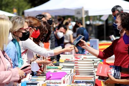 Ambiente en un puesto de libros en el parque de la Deves de Girona.