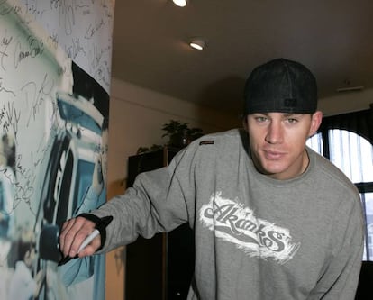 Hoy es fácil toparse con Channing Tatum (1980, EE.UU) en la pantalla de cualquier salón. Desde 2005, el actor ha participado en más de 30 películas. Pero no siempre fue así. Antes de actuar frente a una cámara, Tatum se exhibía en cueros frente a un nutrido público femenino. Efectivamente, trabajó como 'stripper' en el Club Joy (Florida). Tenía 20 años, se hacía llamar Chan Crawford y se disfrazaba de 'boy scout' todas las noches durante nueve meses. El actor, lejos de ocultar su pasado, se inspiró en sus días como bailarín erótico para crear 'Magic Mike' (2012), la película basada en su experiencia como 'stripper' que escribió y produjo el mismo. Recaudó 160 millones de dólares (150 millones de euros) e incluso tiene versión en Broadway.