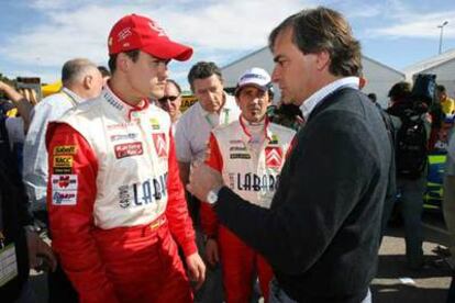 Sordo (izquierda) y su copiloto, Martí, atienden los consejos de Carlos Sainz.