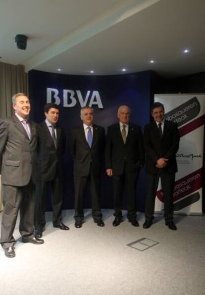 Desde la izquierda, José María Villate, director general de Innobasque; German del Valle, director comercial del BBVA; Guillermo Ulacia, presidente de Innobasque; Javier Retegui, directivo de Innobasque; y el viceconsejero Alfonso Gurpegui.