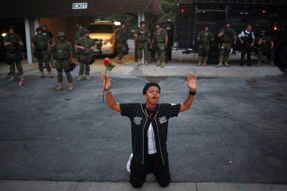 Un manifestante durante las protestas de Ferguson.