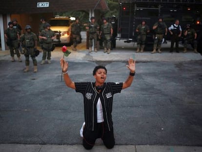 Un manifestante durante las protestas de Ferguson.