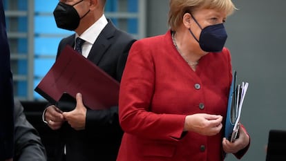 Angela Merkel, a la derecha, y el ministro de Finanzas alemán, Olaf Scholz, llegan a la reunión semanal del gabinete en la Cancillería en Berlín.