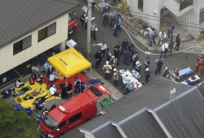El presunto responsable, que también resultó herido, ha quedado bajo custodia policial en un hospital, a la espera de ser interrogado por las fuerzas de seguridad de Kioto. En la imagen, personal de emergencias atienden a los heridos en el incendio.