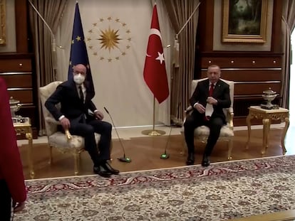 La presidenta de la Comisión Europea, Ursula von der Leyen, miraba el martes con estupor cómo había quedado relegada fuera de las sillas que presiden la reunión en Ankara.