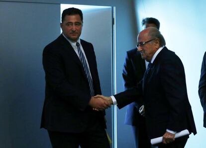 Domenico Scala (izquierda), estrecha la mano del dimitido Blatter.