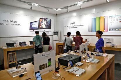 540.000 teléfonos móviles falsificados fueron interceptados en 2013 por las aduanas argentinas. En la imagen, tienda falsa de Apple en China.