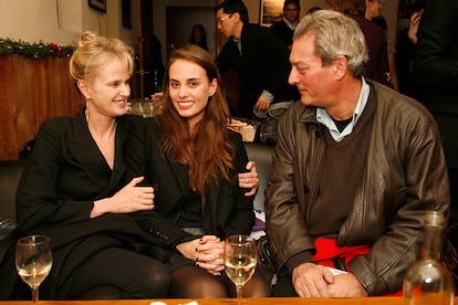 Sophie Auster junto a sus padres, Siri Hustvedt y Paul Auster, en 2009.