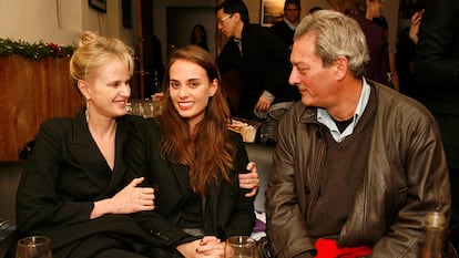 Siri Hustvedt y Paul Auster, en 2009, junto a su hija, la cantante Sophie Auster.