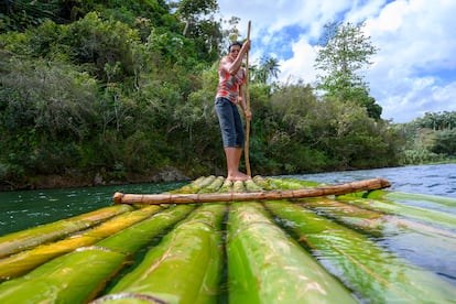 En el río Toa (el más caudaloso de Cuba), las balsas de bambú (cañambú en la forma local) sigue siendo el principal medio para desplazar personas y mercancías a través de sus aguas.