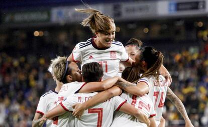 Las jugadoras de la selección española de fútbol celebran el primer gol ante Azerbaiyán durante el partido correspondiente a la fase de clasificación de la Euro 2021 que se disputa este viernes en Riazor.