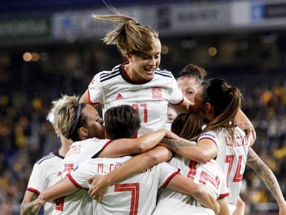 Las jugadoras de la selección española de fútbol celebran el primer gol ante Azerbaiyán durante el partido correspondiente a la fase de clasificación de la Euro 2021 que se disputa este viernes en Riazor.