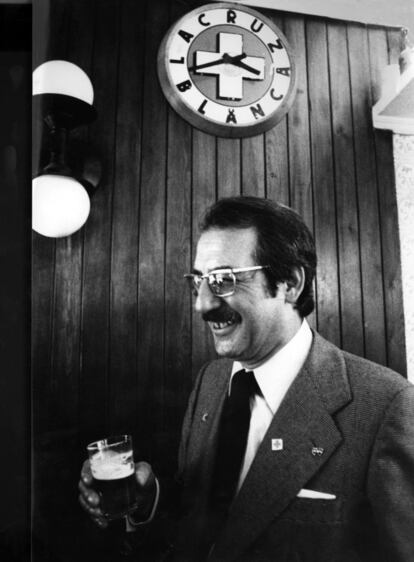 Luis Sánchez Polack, 'Tip', tomándose una caña de cerveza en el bar La cruz Blanca, en Madrid, en noviembre de 1979.