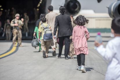 Ciudadanos afganos acceden a un avión para ser evacuados desde el aeropuerto de Kabul, Afganistán.