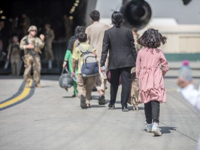 Ciudadanos afganos acceden a un avión para ser evacuados desde el aeropuerto de Kabul, Afganistán.