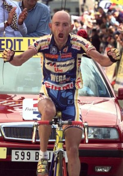 Pantani, tras vencer en Alpe-d'Huez, en 1998.