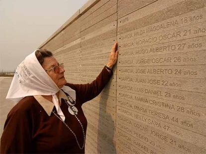 Una 'madre de mayo' junto a los nombres de los desaparecidos