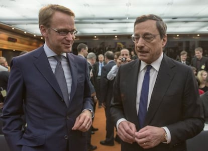 Weidmann y Draghi durante un acto en Fr&aacute;ncfort en abril pasado.  