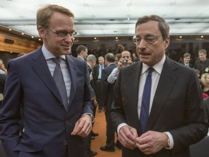 Weidmann y Draghi durante un acto en Fr&aacute;ncfort en abril pasado.  