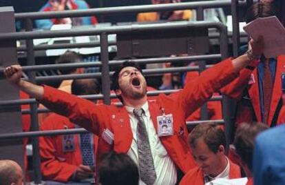 Un ‘broker’ exultante por ser de los pocos que no se arruinó del todo en el batacazo de Wall Street de 1987.