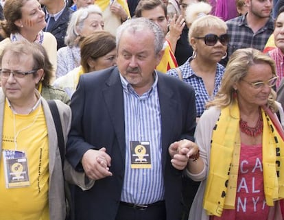 Pere Pugès, en el centro, cogido de la mano de Helena Rakosnik, en la Vía Catalana de 2013.