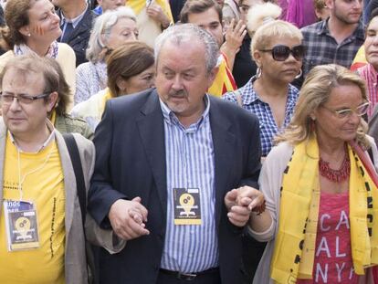 Pere Pug&egrave;s, en el centro, cogido de la mano de Helena Rakosnik, en la V&iacute;a Catalana de 2013. 