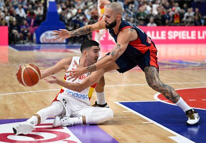 Jaime Fernández y el capitán francés Evan Fournier luchan por el balón.