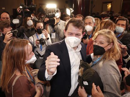 Alfonso Fernández Mañueco, celebra los resultados obtenidos por su formación en los comicios para Castilla y León durante la noche electoral del 13F, en Salamanca.