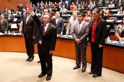 Eduardo Medina Mora durante su juramentación como ministro de la Suprema Corte