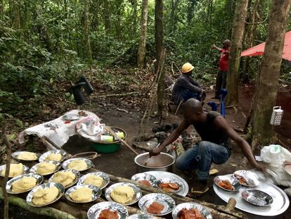 La cena en el 'biocampamento': pescado seco rehidratado en un arroyo próximo, tomate concentrado y una masa de maíz y casaba. El responsable se encarga de mantenerlo limpio y aprovisionado para los equipos científicos.